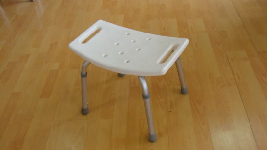 Sedia automatica pieghevole da bagno per disabili regolabile per anziani Attrezzatura fisica Sedia da doccia pieghevole in alluminio antiscivolo per anziani